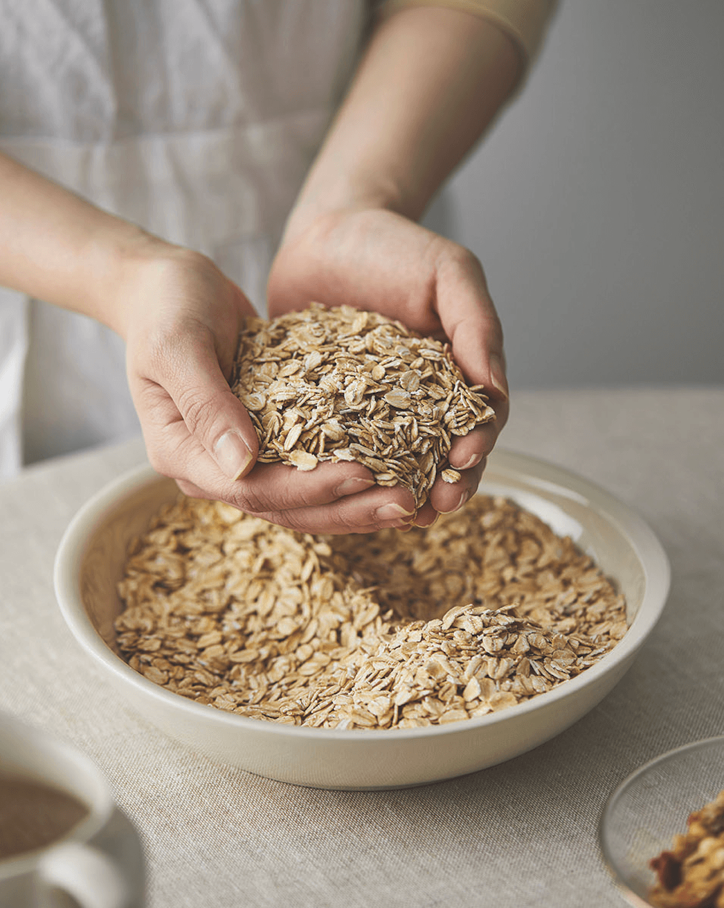 粗糙、沒有水分的大燕麥片直接吞嚥有困難,大多會料理後才食用。(圖/高寶書版提供)