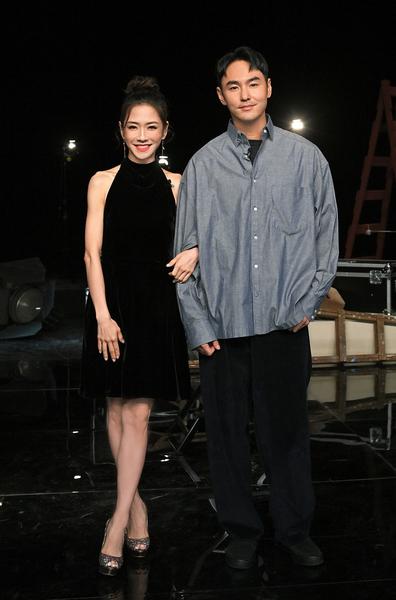 《金马60入围系列报导》主持人杨千霈，访问最佳男主角入围者阮经天（右）。（台视提供）